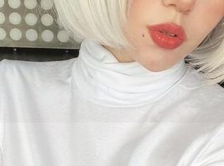 漫步在Alina Becker的图库里，红色毛衣精选，也许会有些惊喜？